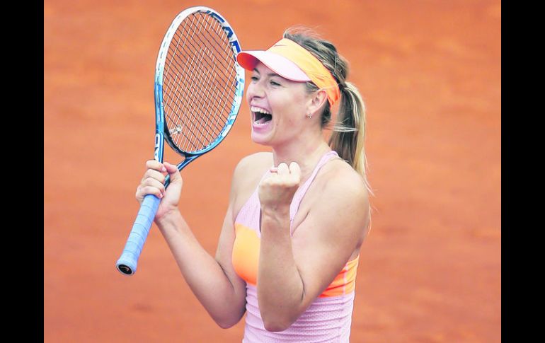 Sharapova celebra su triunfo. La rusa avanzó a los cuartos en París por cuarta ocasión consecutiva. AP /