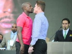 Aunque la pelea Mayweather Jr. le dio una lección de boxeo a Saúl Álvarez, el pleito generó una ganancia de 150 millones de dólares. AFP /