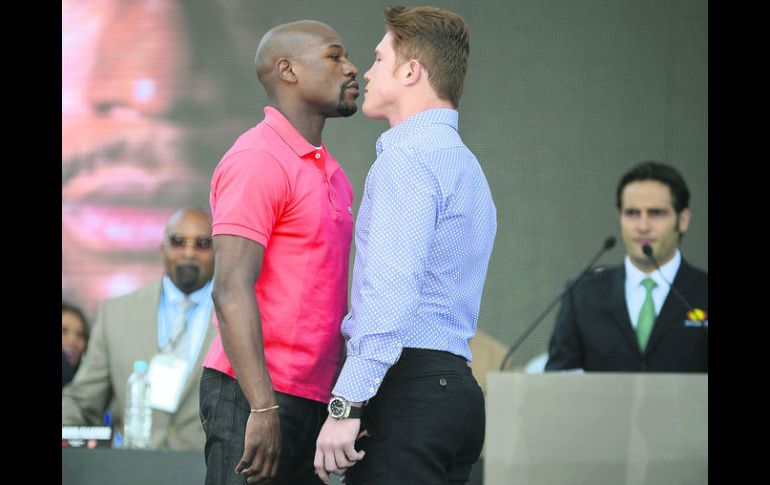 Aunque la pelea Mayweather Jr. le dio una lección de boxeo a Saúl Álvarez, el pleito generó una ganancia de 150 millones de dólares. AFP /