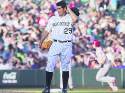 Jorge de la Rosa se lamenta luego de haber recibido un vuelacercas solitario por parte de Chris Owings, en el cuarto capítulo. AP /