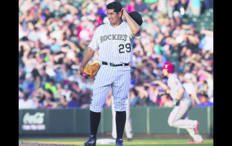 Jorge de la Rosa se lamenta luego de haber recibido un vuelacercas solitario por parte de Chris Owings, en el cuarto capítulo. AP /