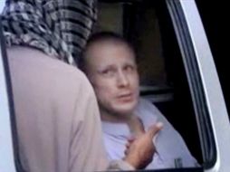 En el video, Bowe Bergdahl luce desconcertado, rodeado por 18 militantes talibanes; un helicóptero aterriza para su rescate. ESPECIAL /