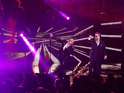 Emmanuel y Mijares durante el show que contemplaba una treintena de clásicas canciones.