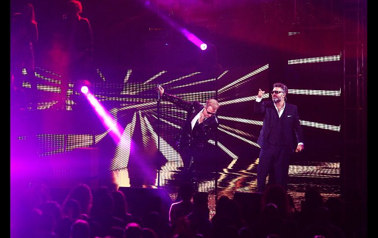 Emmanuel y Mijares durante el show que contemplaba una treintena de clásicas canciones.