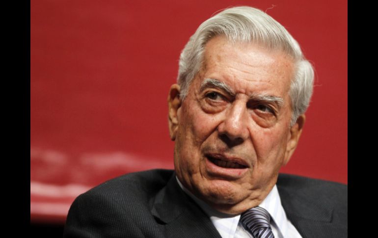 El escritor peruano, Vargas Llosa después de recibir el reconocimiento, dictó una lección magistral dedicada a 'Bocaccio en escena'. ARCHIVO /