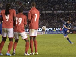 El público se fue frustrado a medio tiempo, ya que ningún gol caía por el equipo argentino. AFP /