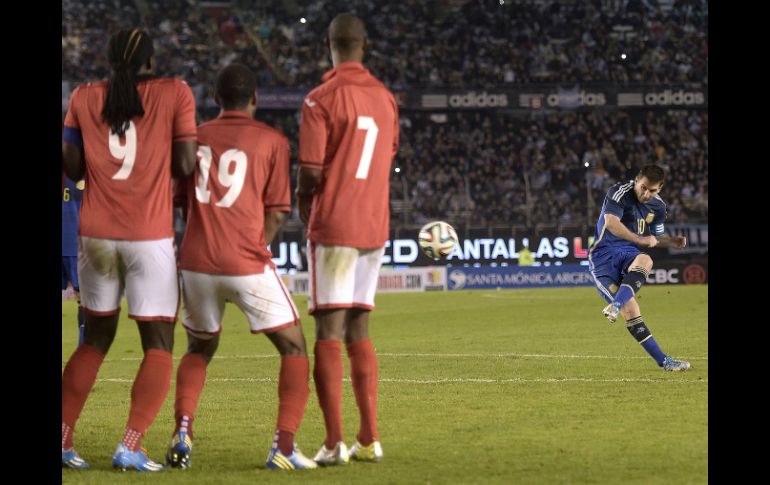 El público se fue frustrado a medio tiempo, ya que ningún gol caía por el equipo argentino. AFP /