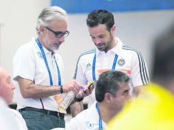 Rafael Puente Jr. platica con Jesús Martínez, presidente del Grupo Pachuca, durante el régimen de transferencias en Cancún. MEXSPORT /