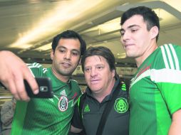 A ver si ya. El 'Piojo' Herrera es asediado por la afición mexicana en cualquier ciudad de Estados Unidos donde el Tri se presente. MEXSPORT /