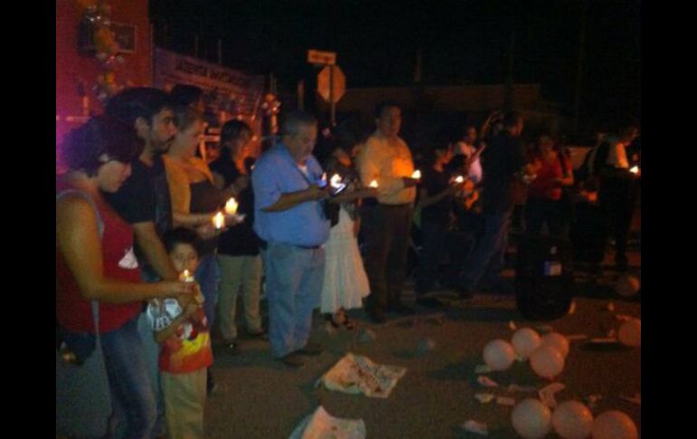 Vigilia en la Guardería ABC, en Hermosillo, encabezada por el  Movimiento 5 de Junio. Foto: ‏@pacorosnav. ESPECIAL /