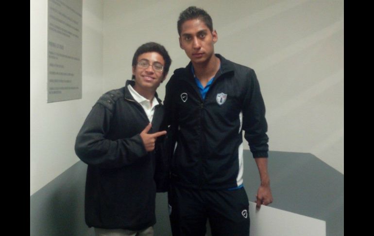 José Francisco posa junto al futbolista Hugo Rodríguez del club Pachuca. Foto tomada de Facebook. ESPECIAL /