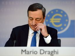 Mario Draghi indica que se bajará al euro en anticipación de la política monetaria que tiende a debilitar a la moneda. AFP /