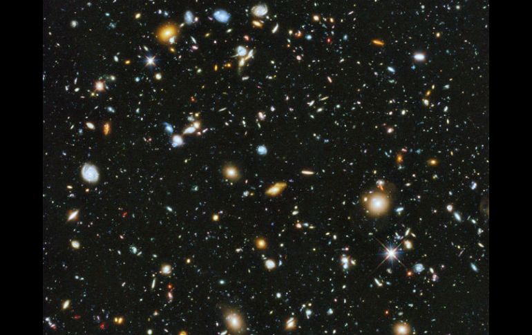 La foto es una composición de más de 800 imágenes tomadas por el Hubble y muestra unas 10 mil galaxias de todos colores. EFE /