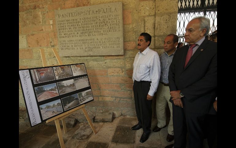 El alcalde tapatío encabezó la visita al panteón de Santa Paula.  /