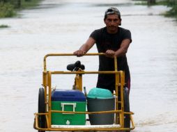 Un hombre camina en medio de las calles inundadas por el paso de 'Boris'. ARCHIVO /