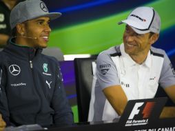 Lewis Hamilton (izq), de Mercedes, y Jenson Button (der), de McLaren, en la rueda prensa previa a las actividades del GP de Canadá.  /