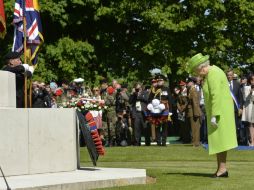 La reina Isabel II coloca una ofrenda en memoria de los soldados caídos de las fuerzas aliadas en el cementerio de Bayeux. EFE /