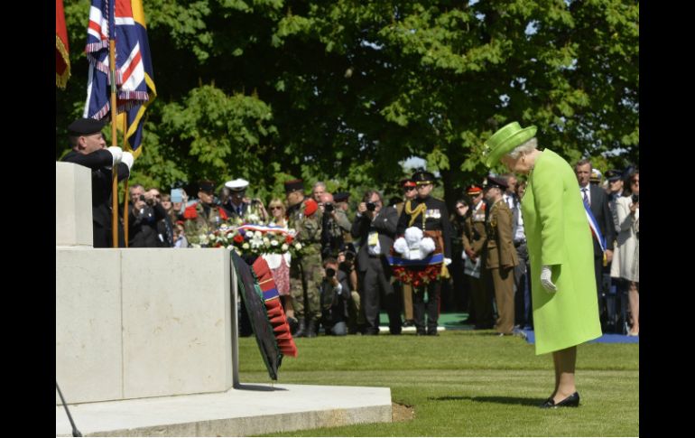 La reina Isabel II coloca una ofrenda en memoria de los soldados caídos de las fuerzas aliadas en el cementerio de Bayeux. EFE /