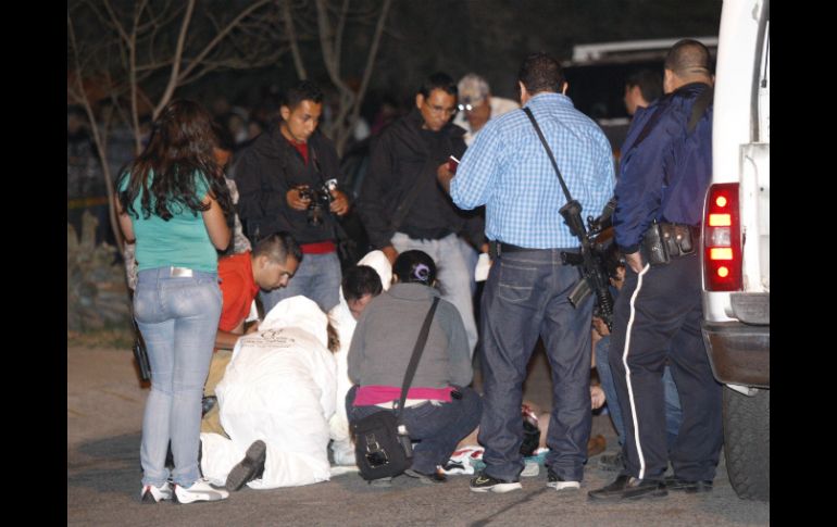 Cuando ambos individuos bajan de su vehículo, ya eran esperados por otras personas armadas que comienzan a disparar para luego huir.  /