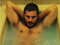 Dornan aparece solo en calzoncillos rojos y dentro de una bañera, en la publicación. ESPECIAL /