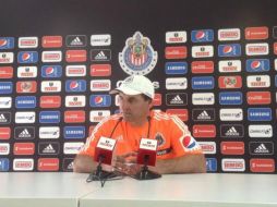 ''No me gusta dar una cifra, todos tenemos claro que debemos hacer un buen torneo'', dice Bustos en conferencia. Foto: ‏@Chivas. ESPECIAL /