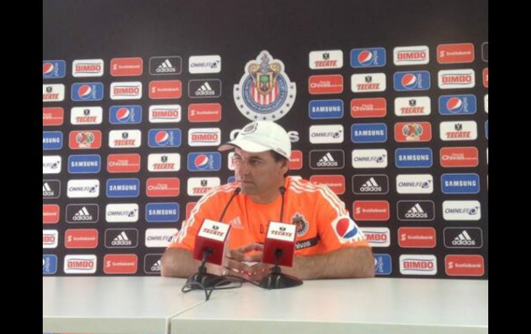 ''No me gusta dar una cifra, todos tenemos claro que debemos hacer un buen torneo'', dice Bustos en conferencia. Foto: ‏@Chivas. ESPECIAL /