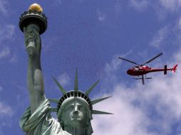 Dos helicópteros dejaron caer un millón de pétalos de rosa sobre la Estatua de la Libertad de Nueva York. AP /