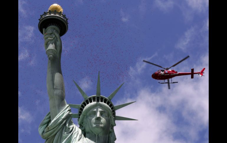 Dos helicópteros dejaron caer un millón de pétalos de rosa sobre la Estatua de la Libertad de Nueva York. AP /