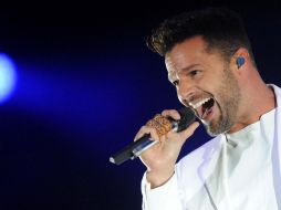 El cantante, Ricky Martin, salió al escenario con una chaqueta blanca. AFP /