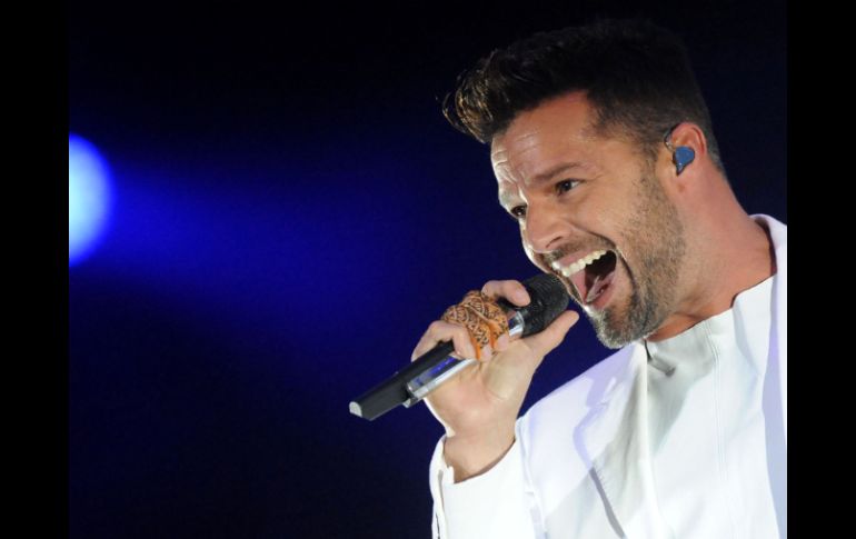 El cantante, Ricky Martin, salió al escenario con una chaqueta blanca. AFP /