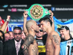 Miguel Cotto y Sergio Martínez se encaran durante la ceremonia de pesaje en Nueva York. AP /