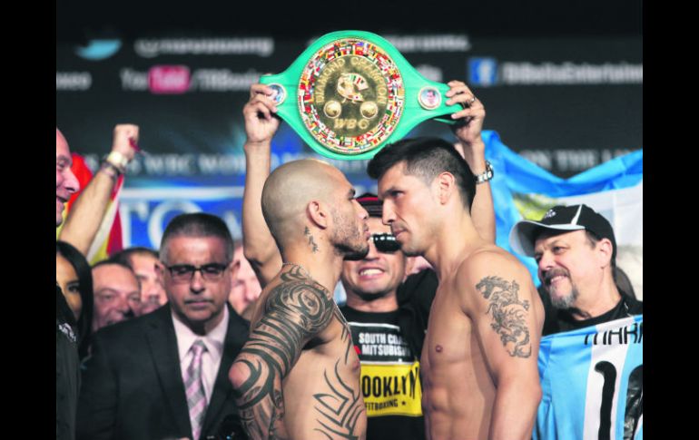 Miguel Cotto y Sergio Martínez se encaran durante la ceremonia de pesaje en Nueva York. AP /