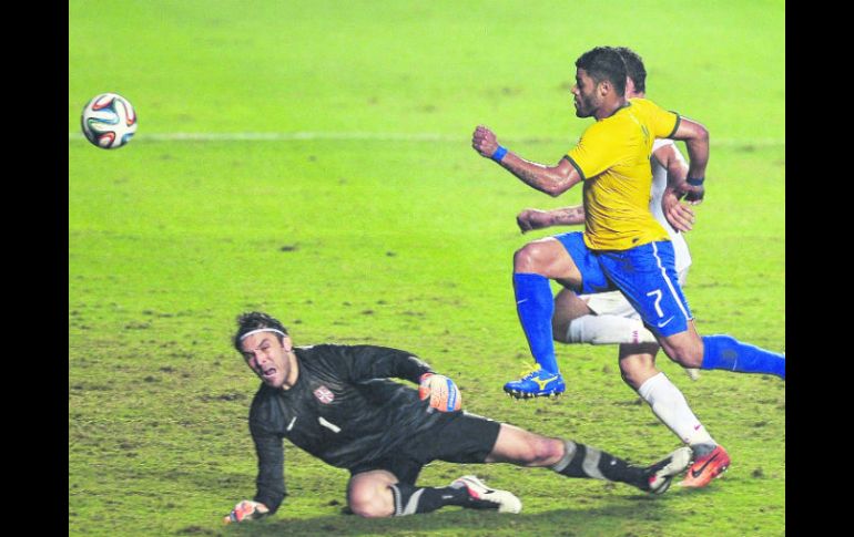 Los jugadores brasileños reconocen que se les dificultó el partido porque los serbios los esperaron plantados atrás.  /