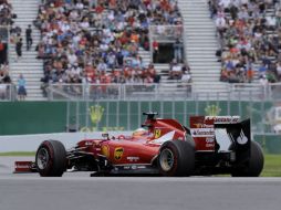 El español Fernando Alonso, de la caballería Ferrari, dominó las primeras prácticas y pone presión en el resto de la parrilla. AP /