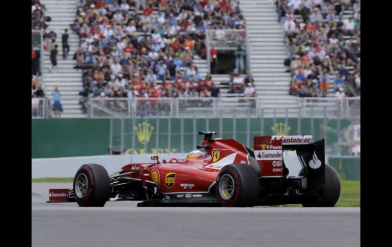 El español Fernando Alonso, de la caballería Ferrari, dominó las primeras prácticas y pone presión en el resto de la parrilla. AP /