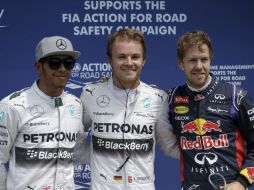 Rosberg (c) se queda con la ''pole'', Hamilton (i) califica en segundo y Vettel (d) en tercero. AP /