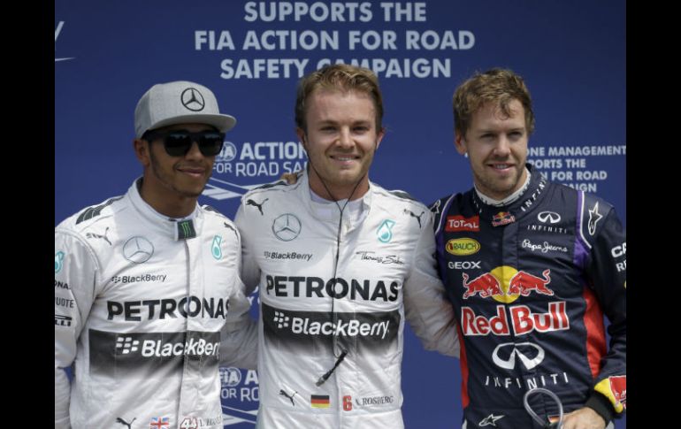 Rosberg (c) se queda con la ''pole'', Hamilton (i) califica en segundo y Vettel (d) en tercero. AP /