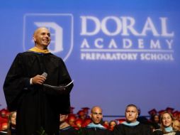 El cantante Pitbull, quien no posee un título universitario, dijo a los estudiantes que ha trabajado duro para lograr su éxito musical. ESPECIAL /