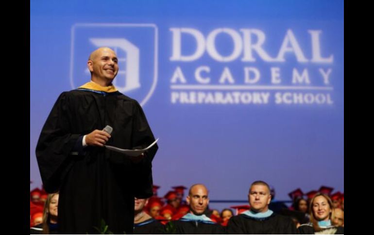 El cantante Pitbull, quien no posee un título universitario, dijo a los estudiantes que ha trabajado duro para lograr su éxito musical. ESPECIAL /