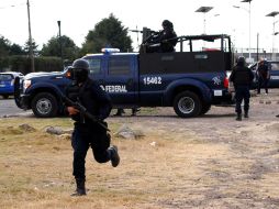 Los policías decomisaron dos cartuchos percudidos y 20 talones con 50 boletos cada uno para un baile. ARCHIVO /