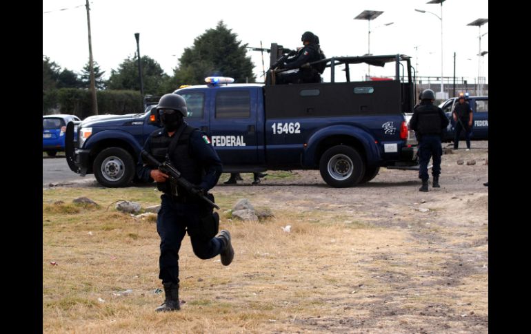 Los policías decomisaron dos cartuchos percudidos y 20 talones con 50 boletos cada uno para un baile. ARCHIVO /