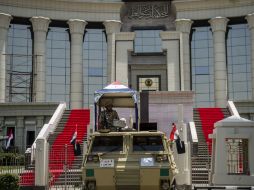 Tropas egipcias montan guardia fuera de la corte constitucional un día antes de la toma de posesión del presidente electo. AFP /