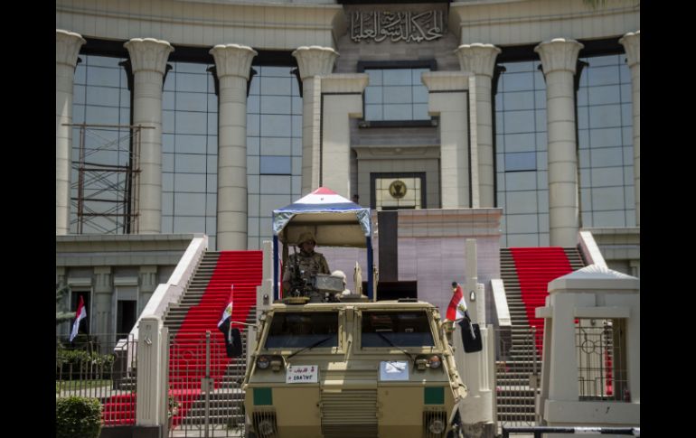 Tropas egipcias montan guardia fuera de la corte constitucional un día antes de la toma de posesión del presidente electo. AFP /