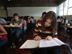 Aspirantes responden las preguntas del examen para ingresar a preparatoria.  /