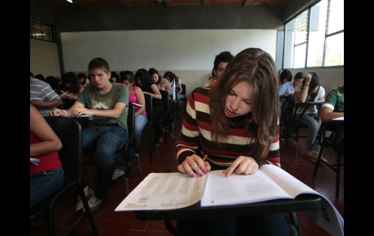 Aspirantes responden las preguntas del examen para ingresar a preparatoria.  /