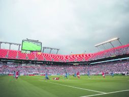 El partido se suspendió unos momentos debido a una tormenta eléctrica. AFP /