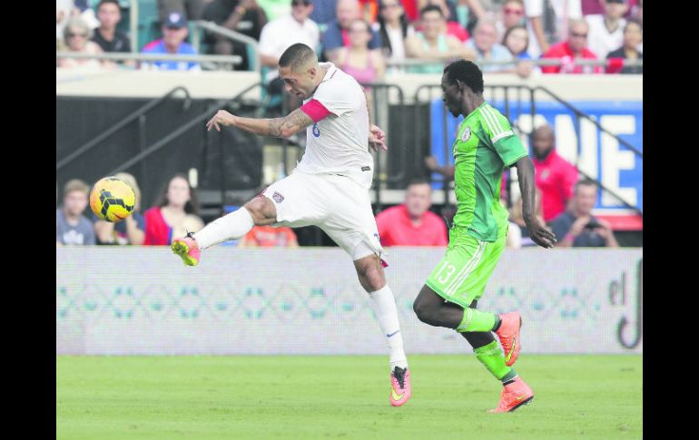 Aunque no anotó el sábado, Clint Dempsey (izq) sigue siendo el hombre a seguir. AFP /