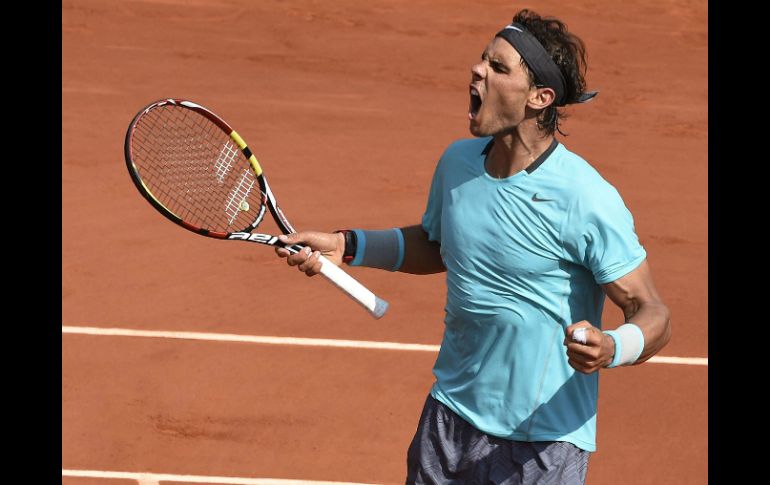 Le tomó más de tres horas a Rafa para ganar, luego de reponerse de caer en el primer set. AFP /