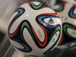 Adidas es el encargado del diseño del balón para el Mundial Brasil 2014. AP /