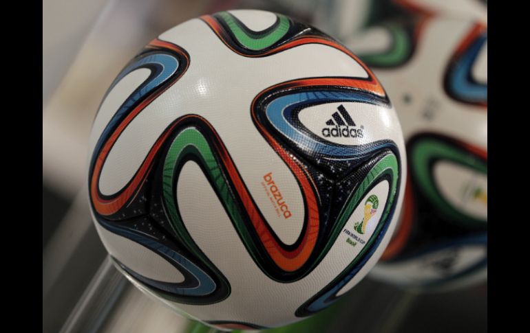 Adidas es el encargado del diseño del balón para el Mundial Brasil 2014. AP /